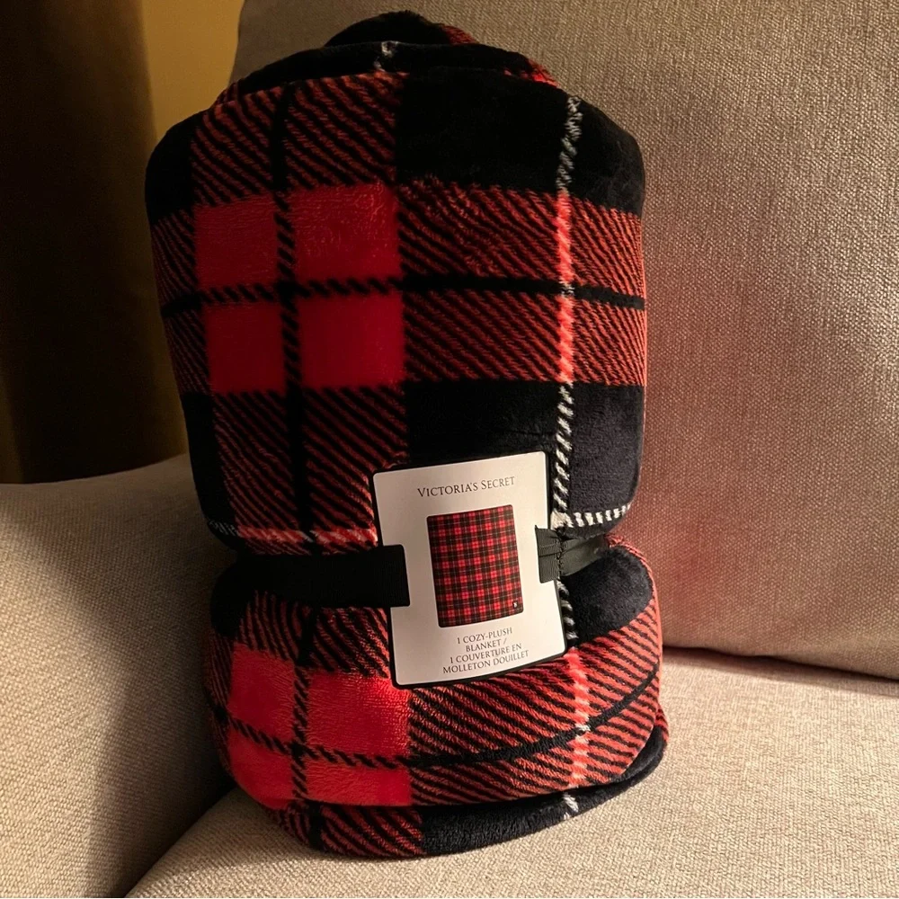 VICTORIA’S SECRET plaid blanket throw in black and red